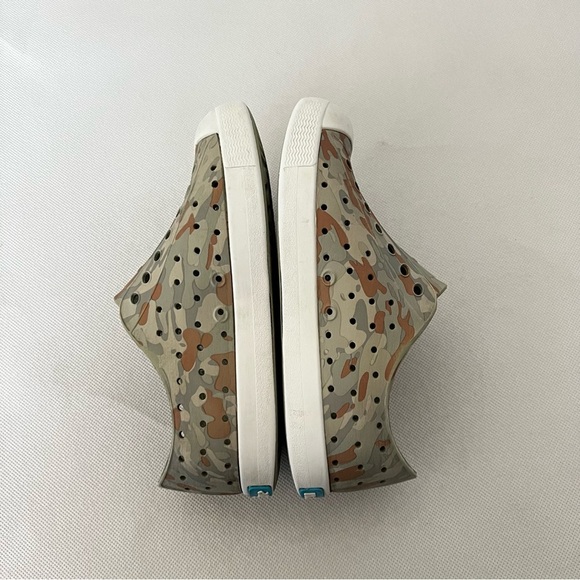 Native Jefferson Print - Elm Green/ Shell White/ Elm Eucamo Size C13 Kids Boy - Picture 3 of 8